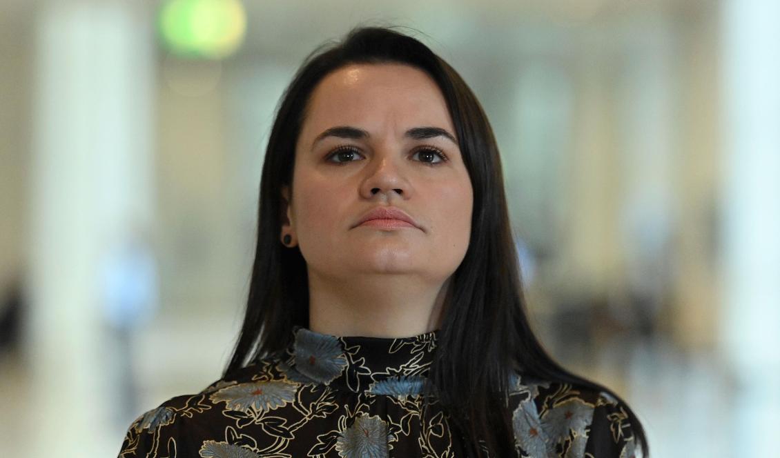 
Den belarusiska oppositionsledaren Svetlana Tichanovskaja talar med en politiker i Tysklands kristdemokratiska union, CDU, den 7 oktober 2020 i Berlin. Foto: John MacDougall/AFP via Getty Images                                            