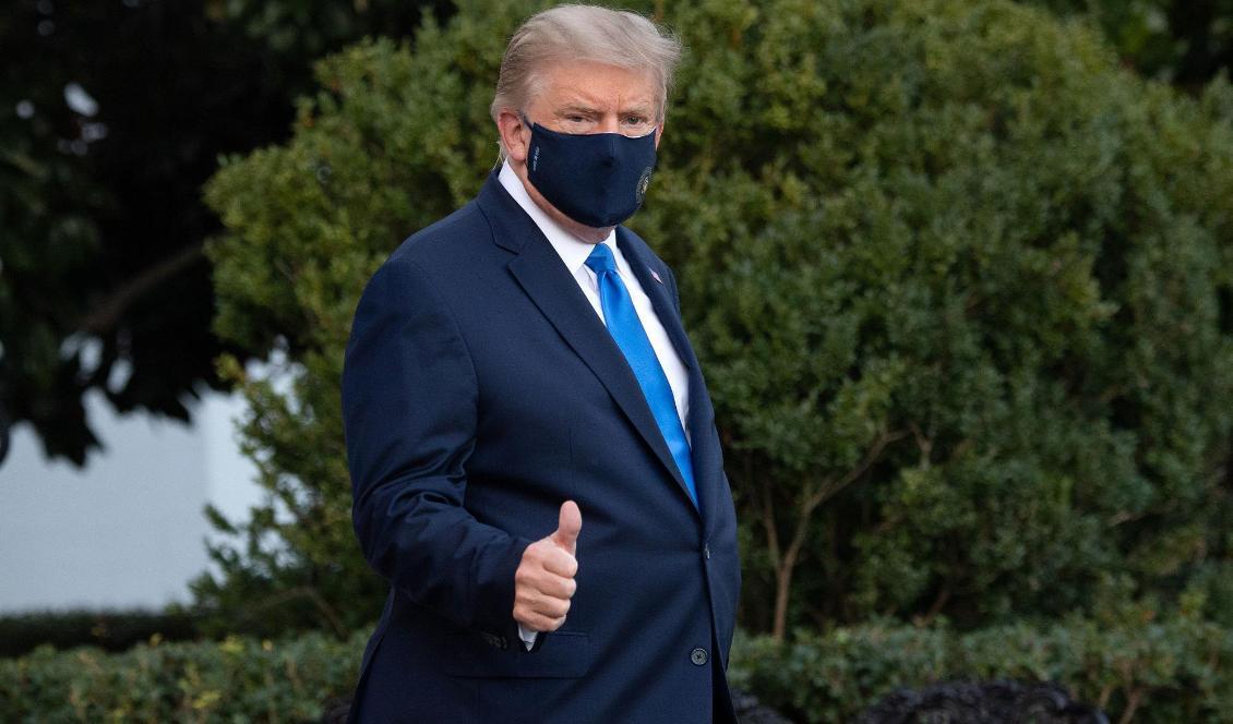 

USA:s president Donald Trump gör tummen upp innan han ska iväg till militärsjukhuset Walter Reed efter att ha testats positivt för covid-19. Foto: Saul Loeb/AFP via Getty Images                                                                                        