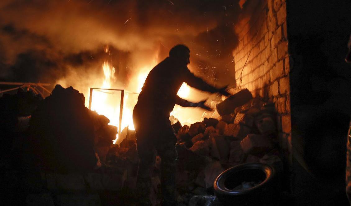 Striderna rasade på fredagen om Nagorno-Karabach, samtidigt som Armeniens och Azerbajdzjans utrikesministrar besökte USA. Foto: AP/TT