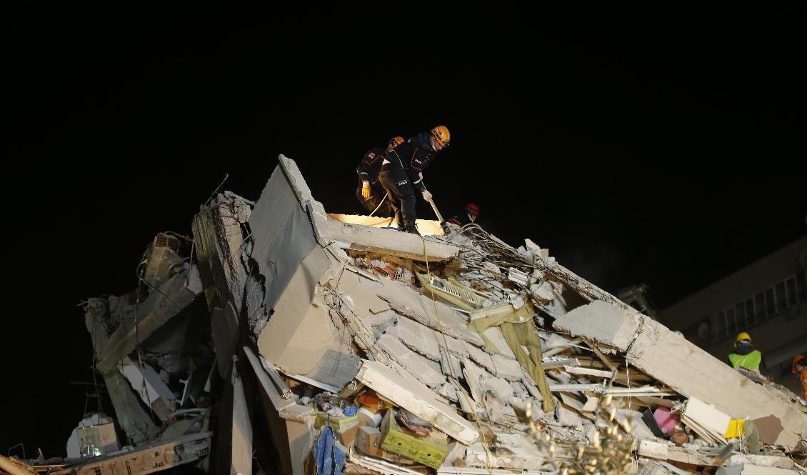 Räddningsarbetare letar igenom rasmassorna i Izmir. Foto: Emrah Gurel/AP/TT