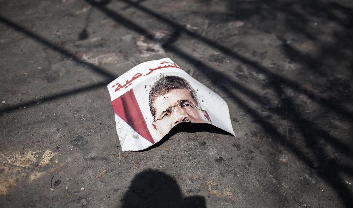 En sönderriven affisch av Mohammed Morsi, som avsattes 2013. Arkivbild. Foto: Manu Brabo/AP/TT