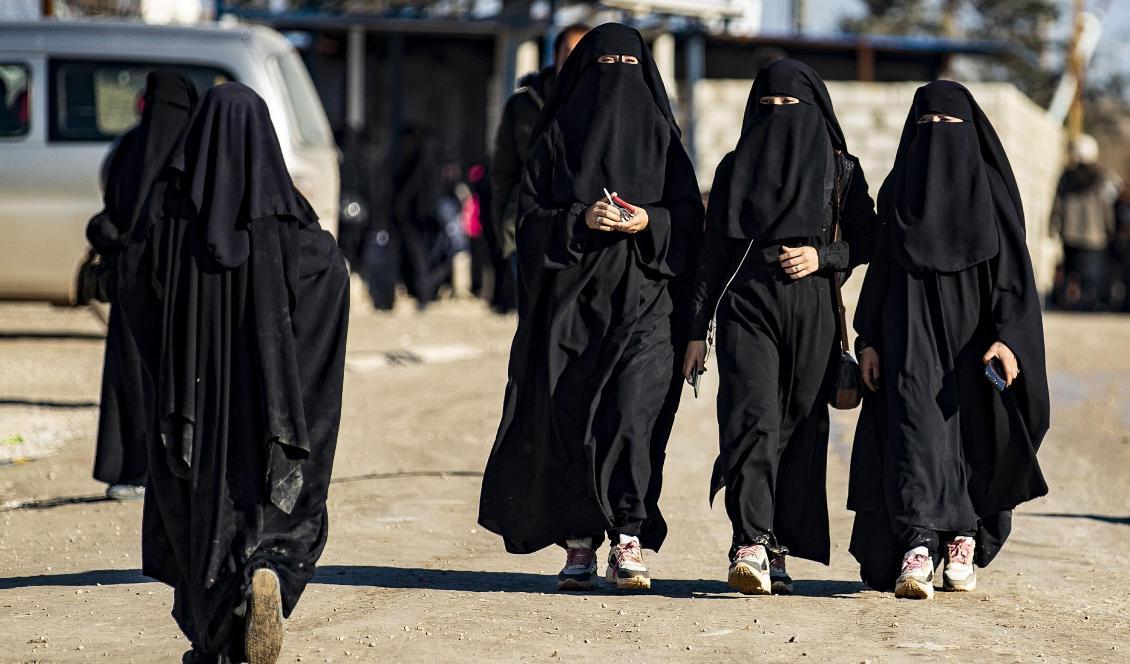 


Kvinnor promenerar i al-Hol-lägret i nordöstra Syrien den 14 januari 2020. Foto: Delil Souleiman/AFP via Getty Images                                                                                                                                    