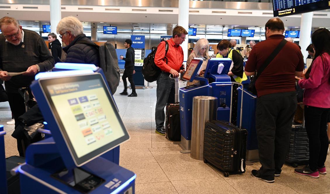 Resenärer checker in i Köpenhamns flygplats Kastrup den 26 april 2019. Foto: Philip Davali/AFP via Getty Images