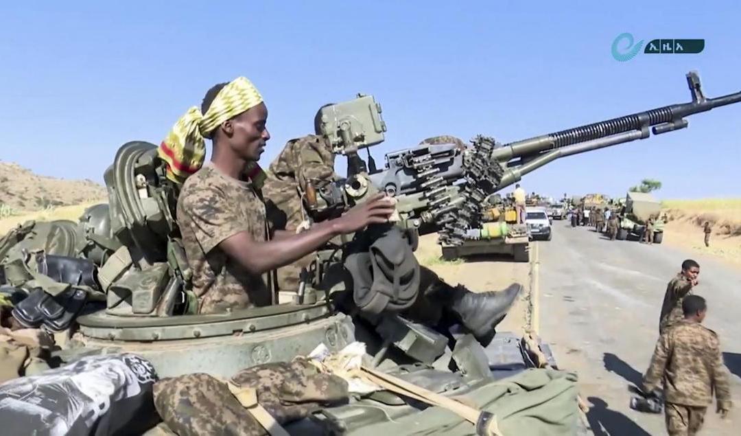 Denna bild, som distribuerats av Etiopiens statliga nyhetsbyrå, uppges visa federala styrkor som förra veckan förflyttade sig mellan regionerna Amhara och Tigray. Foto: ENA via AP/TT