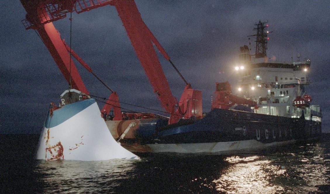 Bogsvisiret bogseras efter att M/S Estonia sjönk i september 1994. Foto: Jaakko Avikainen/AFP/Getty Images