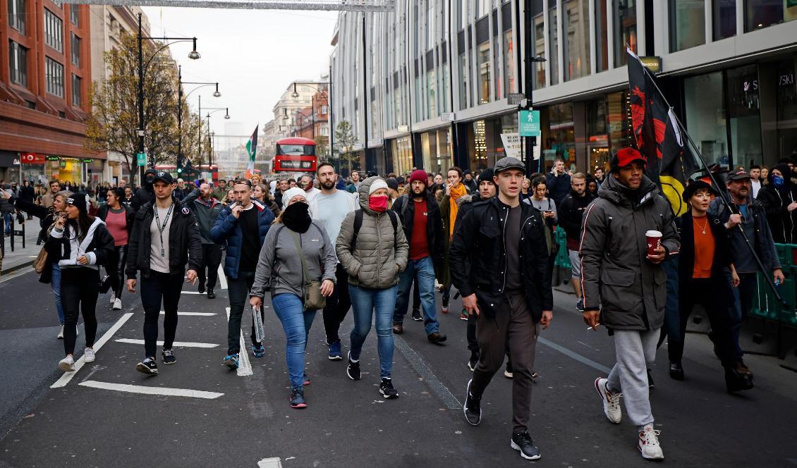 Demonstranter marscherar i centrala London i protest mot den brittiska regeringens restriktioner. Foto: Tolga Akmen/AFP via Getty Images