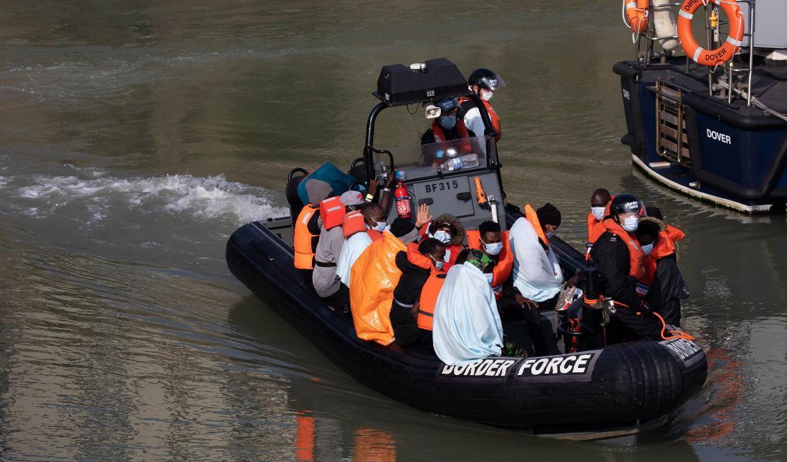 
Gränspolis för migranter till Dover i Storbritannien efter att de försökt ta sig över den Engelska kanalen den 22 september 2020. Foto: Luke Dray/Getty Images                                            
