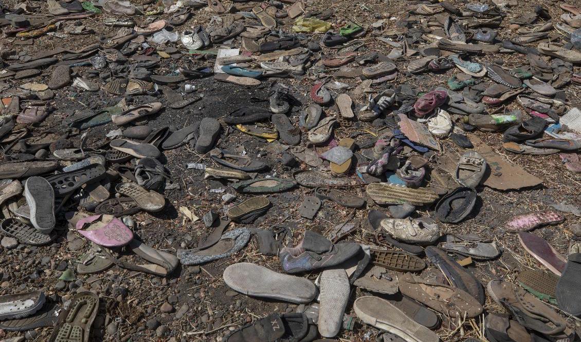 Skor som lämnats kvar av tigreanska flyktingar vid floden Tekezes strand, vid gränsen mellan Etiopien och Sudan. Foto: Nariman El-Mofty/AP/TT