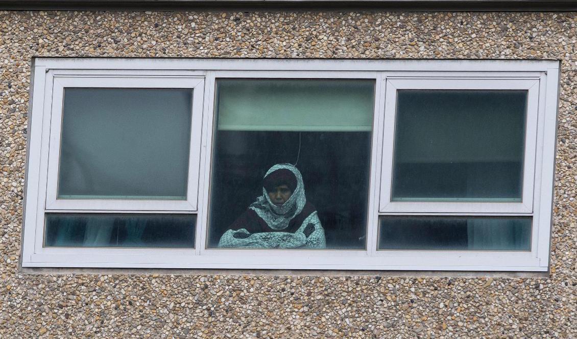 En kvinna i en av de nio byggnaderna i Melbourne som stängdes i juli. Arkivbild. Foto: Andy Brownbill/AP/TT