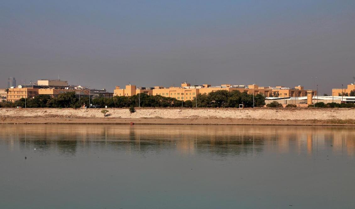 USA:s ambassad i Bagdad har beskjutits med raketeld. Här syns byggnaden på andra sidan floden Tigris. Arkivbild. Foto: Khalid Mohammed/AP/TT