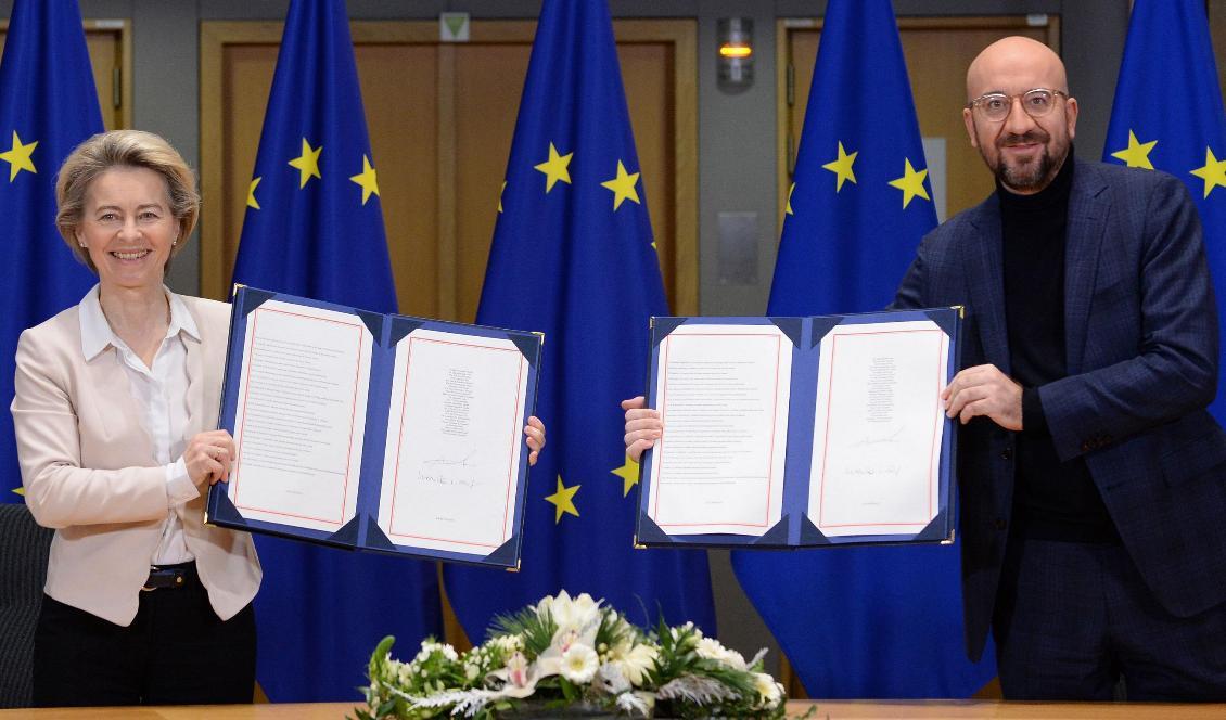 EU-kommissionens ordförande Ursula von der Leyen och EU:s rådsordförande Charles Michel visar upp det nya undertecknade brexit-avtalet på onsdagen den 30 december 2020. Foto: Johanna Geron/POOL/AFP via Getty Images