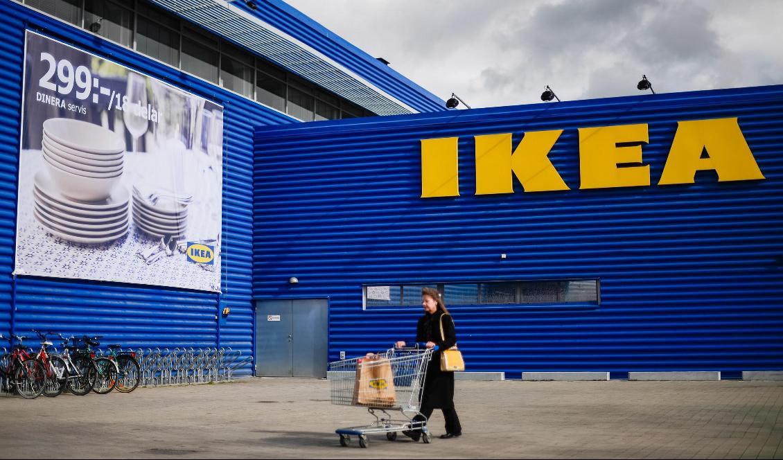 
En kund vid Ikea i Kungens kurva sydväst om Stockholm den 30 mars 2016. Foto: Jonathan Nackstrand/AFP via Getty Images                                            