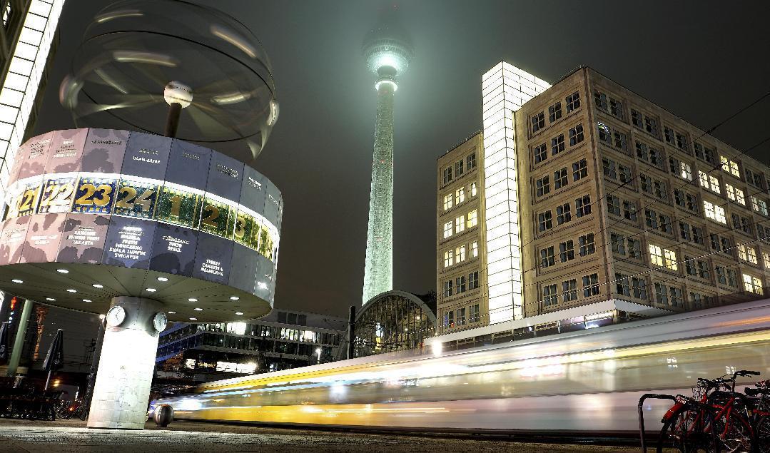 Tyskland skärper och förlänger de virusrestriktioner som gällt sedan mitten av december. Här rullar en spårvagn över ett glesbefolkat Alexanderplatz i Berlin. Foto: Michael Sohn/AP/TT