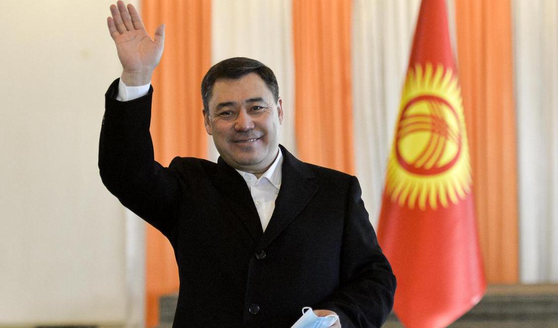 Sadyr Japarov vinkar till journalister när han lägger sin röst i det kirgiziska presidentvalet. Foto: Vladimir Voronin/AP/TT