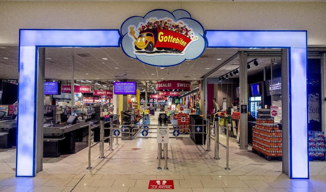 

Ett öde Nordby shoppingcenter utanför Strömstad som i normala tider skulle vara fyllt av shoppingsugna norrmän. Men med covid och stängda gränser uteblir handeln. Foto: Adam Ihse/TT                                                                                        