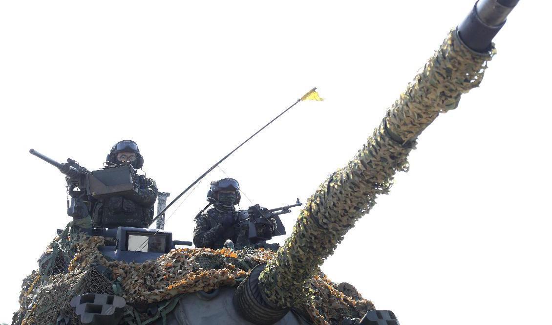 Två soldater i en stridsvagn under en militärövning i norra Taiwan i tisdags. Foto: Chiang Ying-ying/AP/TT