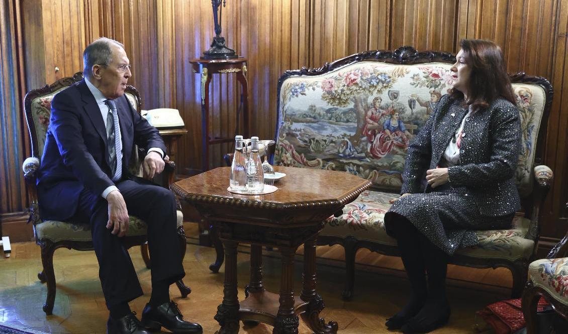 Sveriges utrikesminister Ann Linde med Rysslands utrikesminister Sergej Lavrov. Foto: AP/TT