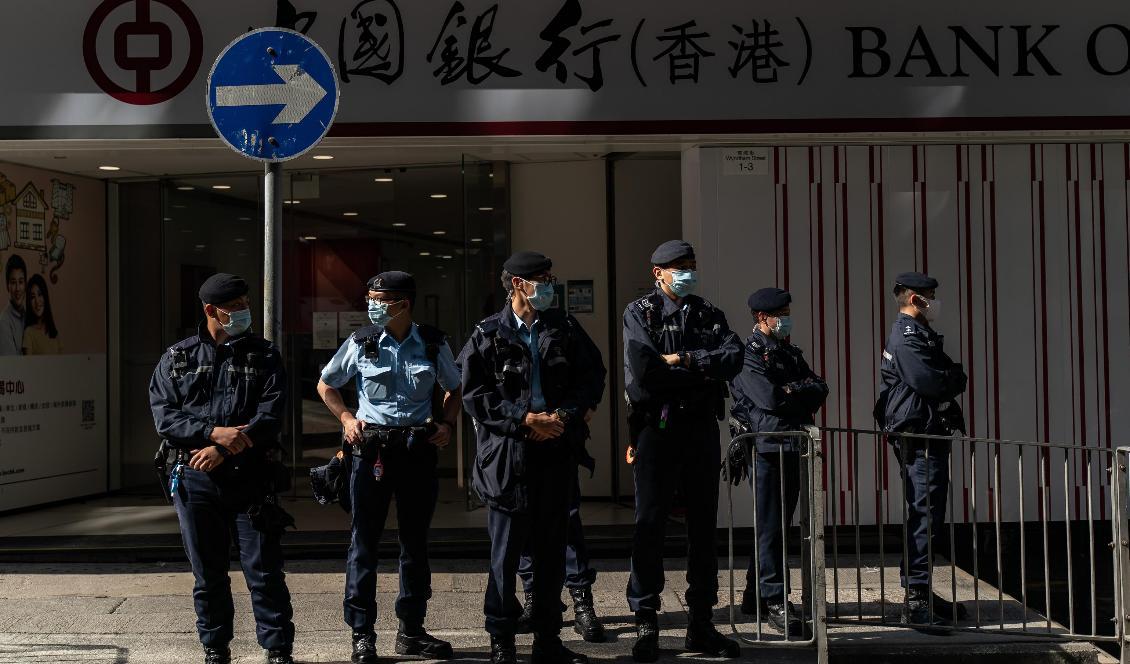 
Poliser i Hongkong vid kontoret där John Clancey, en människorättsadvokat, greps den 6 januari 2021. Foto: Anthony Kwan/Getty Images                                            