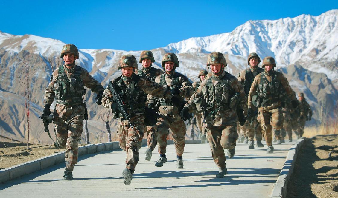 
På bilden från den 4 januari 2021 syns kinesiska soldater som deltar i militärträning vid Pamir-bergen i Kashgar i Xinjiang-regionen i nordvästra Kina. Foto: STR/AFP via Getty Images.                                            