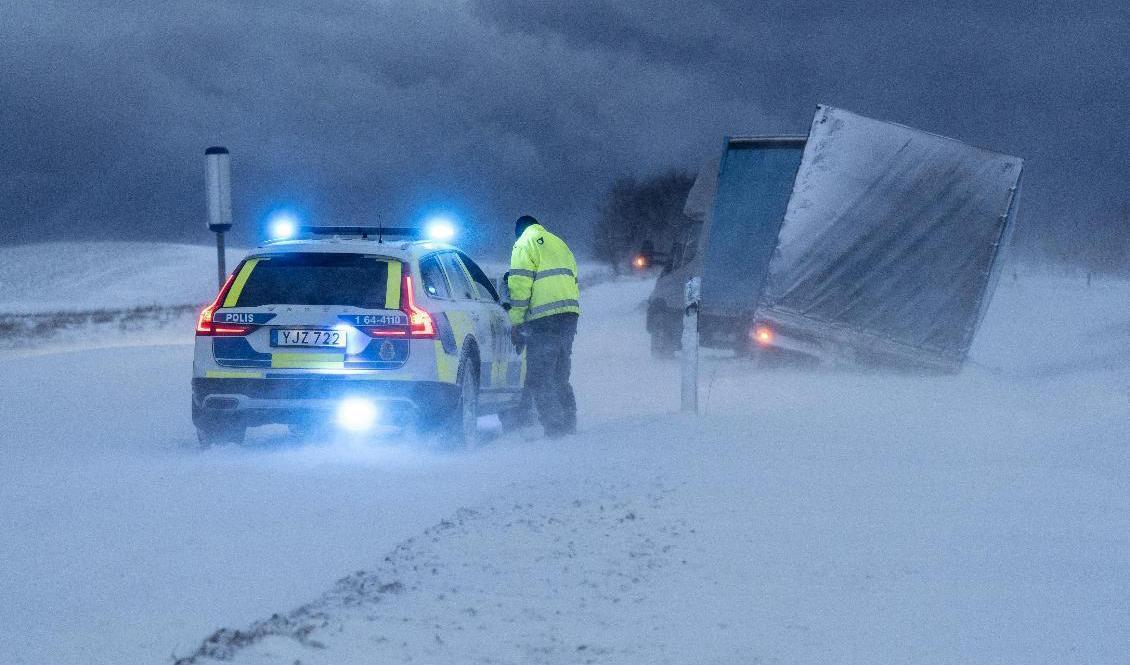 
En lastbil körde på söndagen av vägen mellan Sövestad och Hedeskoga, norr om Ystad. Foto: Johan Nilsson/TT                                            