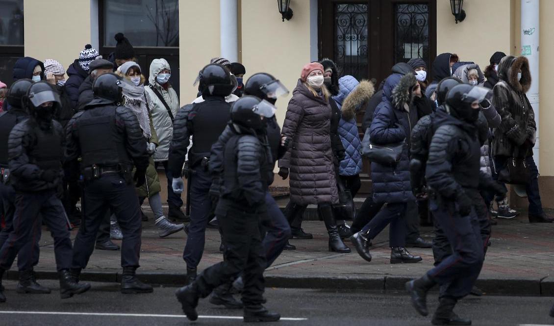 Kravallpoliser vid en demonstration i Minsk i november. Arkivbild. Foto: AP/TT