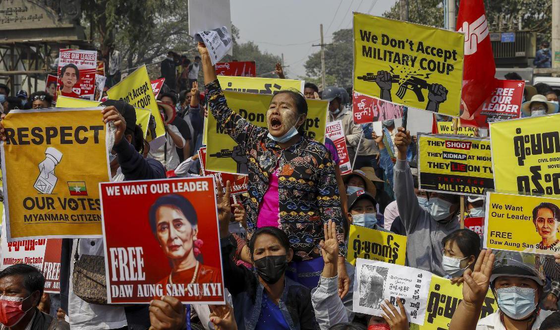 Demonstranter under protester mot Myanmars militärjunta i staden Mandalay under torsdagen. Foto: AP/TT