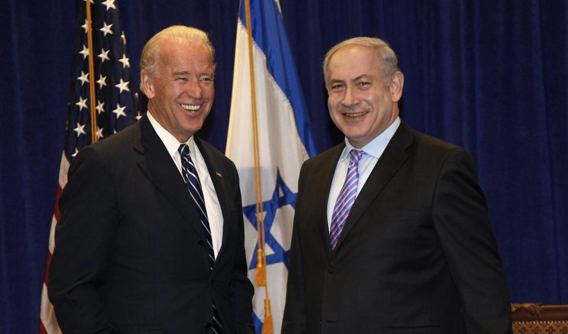 De politiska veteranerna Joe Biden och Benjamin Netanyahu har känt varandra länge – här ses de tillsammans 2010. Arkivbild. Foto: Gerald Herbert/AP/TT