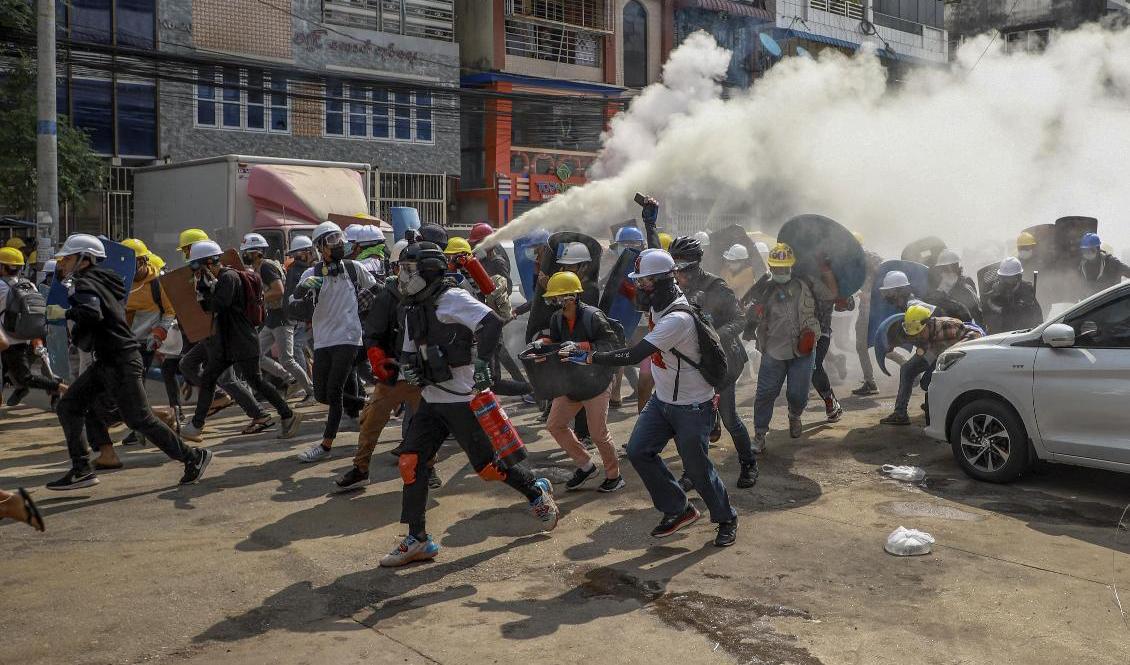 
Demonstranter i Rangoon, Myanmar, under onsdagens protester. Foto: AP/TT                                            