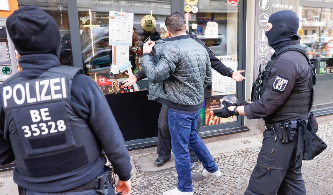 




Tysk polis framför en byggnad i Neukölln i Berlin där man gör ett tillslag mot organiserad klankriminalitet. Foto: Odd Andersen/AFP via Getty Images                                                                                                                                                                                                                            