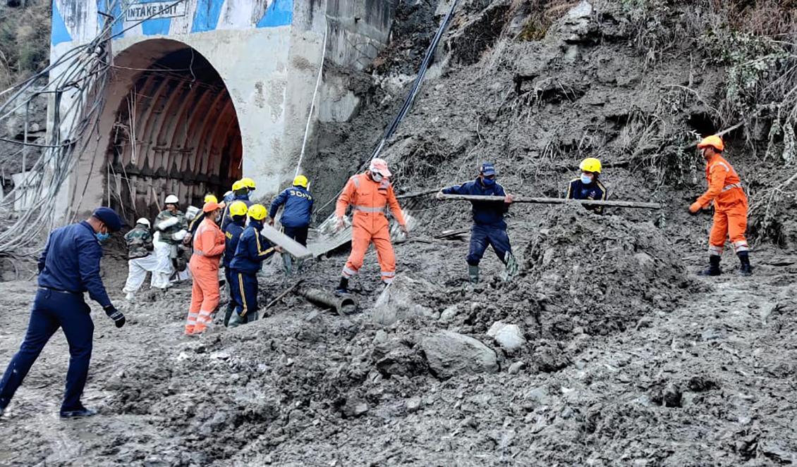 Räddningspersonal förbereder för en räddningsinsats vid ett av de drabbade vattenkraftverken i distriktet Chamoli i Uttarakhand på måndagen. Foto: NDRF/AP/TT