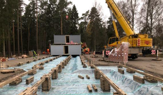 
Kriminalvården behöver bygga om och bygga nytt på flera platser. I väntan på att permanenta byggnader står klara är lösningen på många anstalter tillfälliga, enklare byggnader. Här byggs det sådana tillfälliga hus på anstalten Rödjan. Foto: Kriminalvården                                            