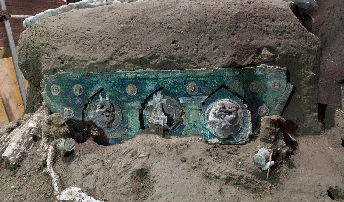 


Den ceremoniella romerska vagn som hittats av arkeologer utanför Pompeji, den italienska stad som ödelades av ett vulkanutbrott år 79. Foto: Handout/Pompei Archeological Park via AFP/TT                                                                                                                                    