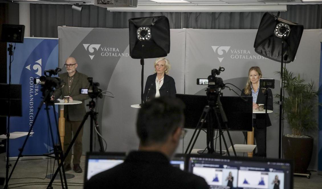 "Vi kan inte ropa hej än, det här är inte på något sätt över ännu. Vi står och väger", säger Ann Söderström, hälso- och sjukvårdsdirektör i regionen (i mitten). Foto: Adam Ihse/TT