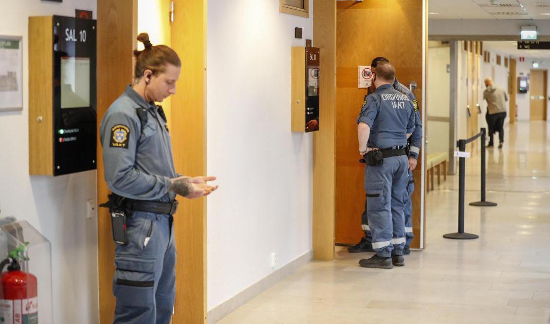 Efter en lång häktningsförhandlingen i Uppsala tingsrätt låses den misstänkte toppjuristen in som misstänkt för våldtäkt. Foto: Christine Olsson/TT