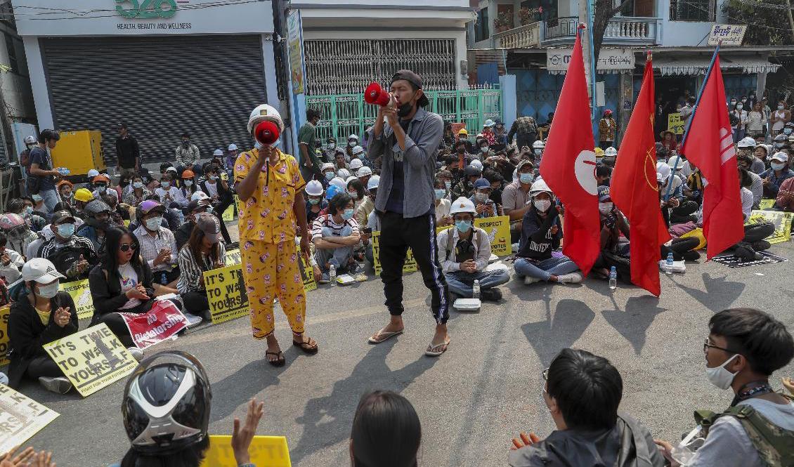 Demonstranter protesterar mot militärjuntans maktövertagande i Mandalay, Myanmar på onsdagen. Foto: STR/AP/TT