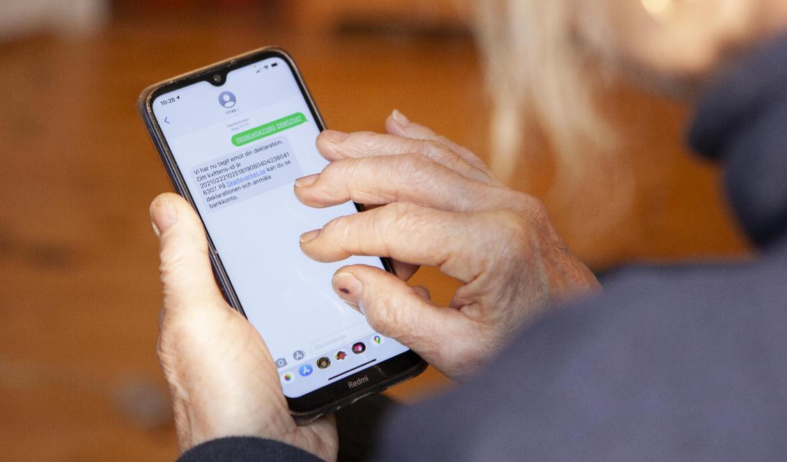 
För att undvika onödiga resor och trängsel rekommenderar Skatteverket i år alla att i första hand deklarera genom att sms:a eller ringa eller att använda Skatteverkets e-tjänst eller app. Foto: Fialotta Bratt                                            