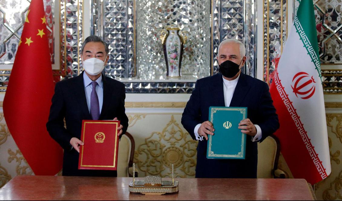 Irans utrikesminister Mohammad Javad Zarif (till höger) och Kinas utrikesminister Wang Yi i Tehran i Iran den 27 2021. Foto: AFP via Getty Images