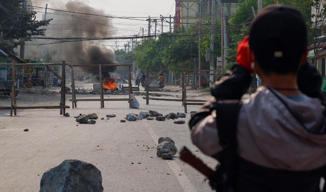 
En demonstrant i staden Mandalay den 22 mars 2021. Foto: STR/AFP via Getty Images                                            