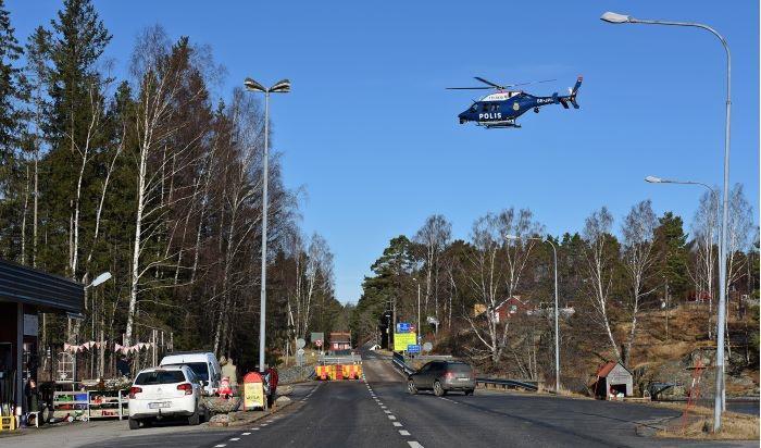 

Polisen använder även helikopter vid gränskontrollerna efter att  inreseförbudet infördes. Foto: Polisen                                                                                        