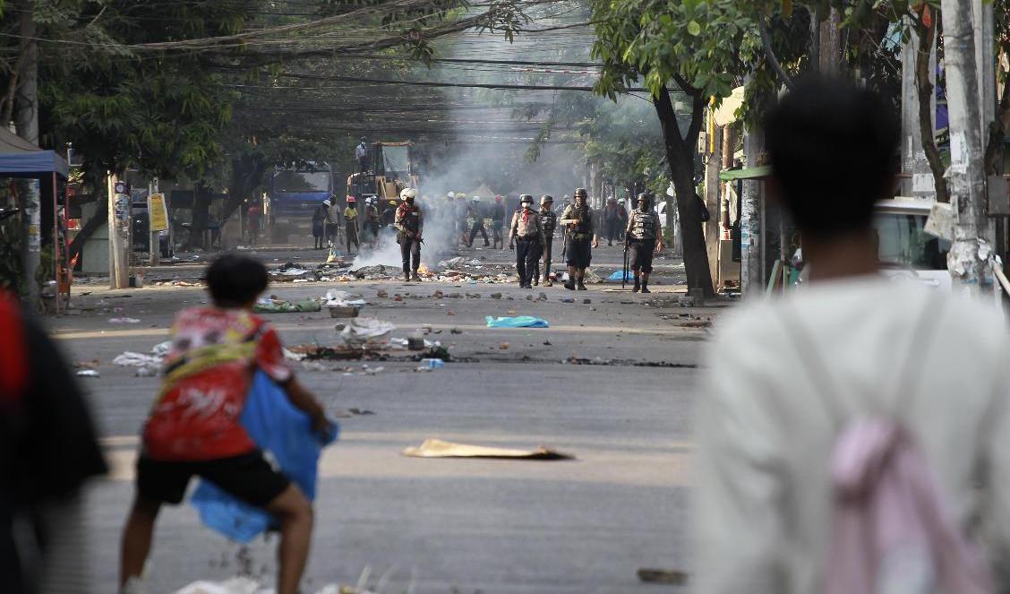 
Aktivister demonstrerar mot militärjuntan i storstaden Rangoon i Myanmar i veckan. Foto: AP/TT                                            