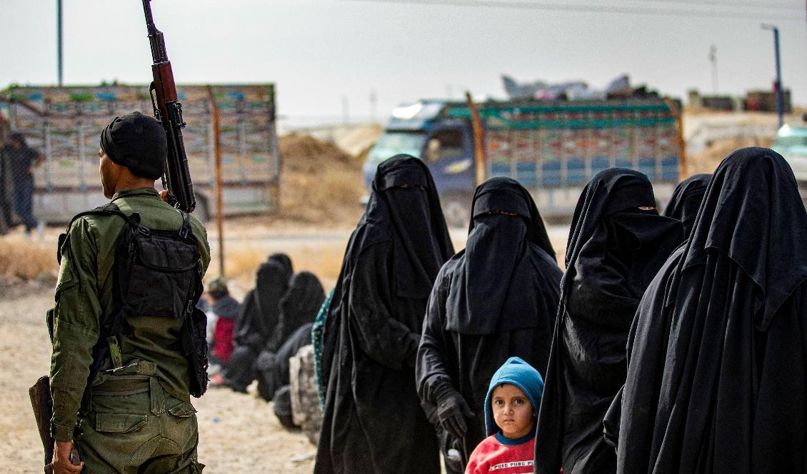 



En kurdisk krigare vaktar syriska kvinnor med misstänkta IS-kopplingar, Syrien 28 oktober 2020. Foto: Delil Souleiman/AFP via Getty Images                                                                                                                                                                                