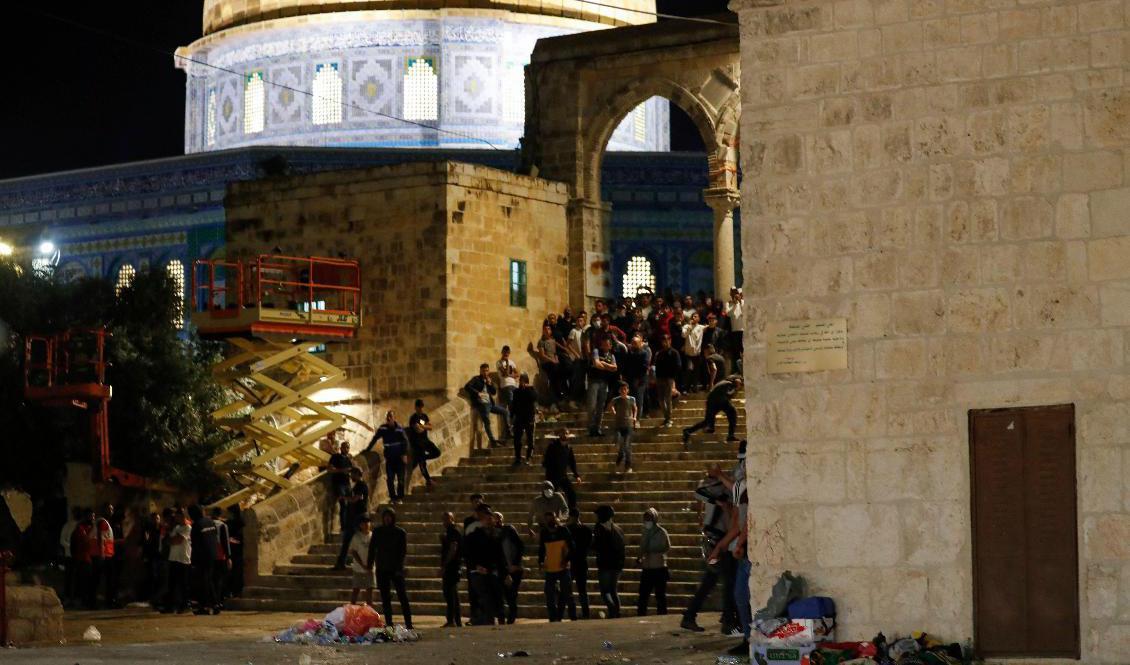 
Sammandrabbningar mellan israelisk polis och palestinier utanför al-Aqsamoskén i Jerusalem efter fredagsbönen. Foto: Ahmad Gharabli/AFP/TT                                            