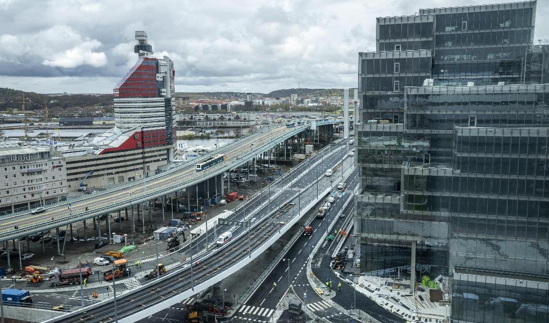 Den nya Hisingsbron, närmast i bilden, är betydligt lägre än trotjänaren Götaälvbron. Det innebär att Hisingen binds ihop med centrala Göteborg på ett nytt sätt. Men det blir också fler broöppningar för fartyg på Göta älv. Till vänster i bildens nedre kant ses spårvägsbron mot Nordstan. Foto: Björn Larsson Rosvall/TT