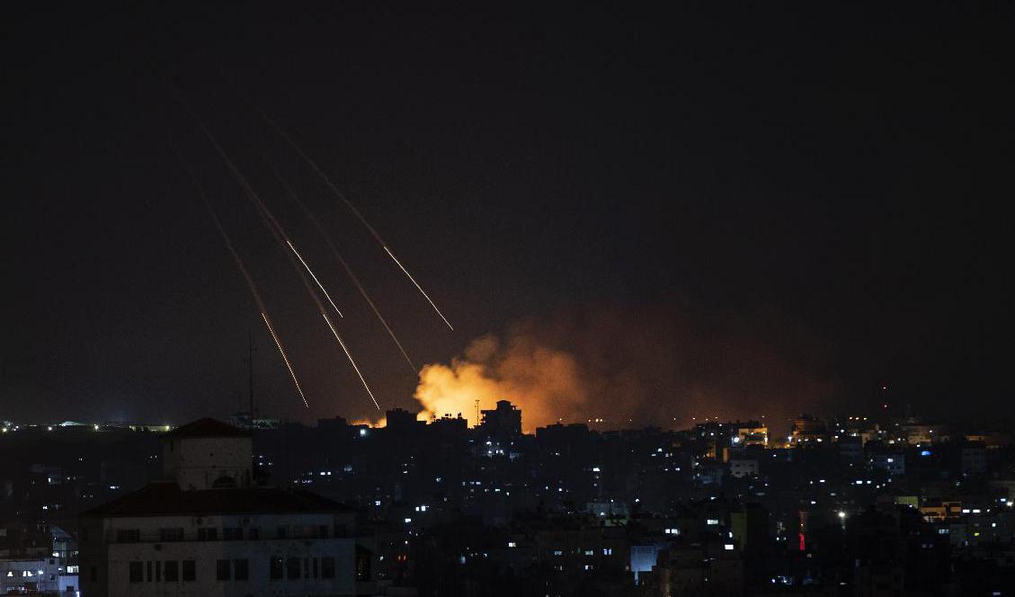 Israeliska flyganfall mot Gaza. Foto: Khalil Hamra/AP/TT