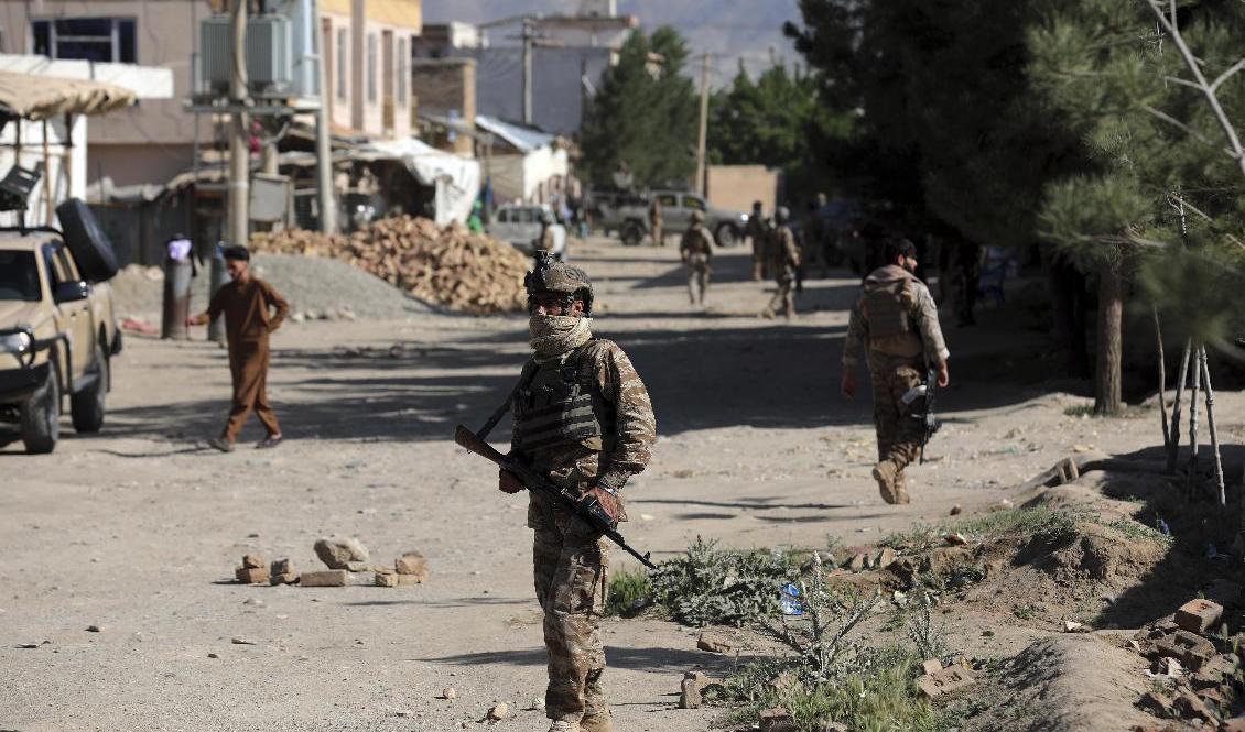 Afghanska säkerhetsstyrkor invid moskén i huvudstaden Kabul där en bomb detonerade i fredags och tolv människor miste livet. Terrorgruppen IS har meddelat att man ligger bakom dådet. Foto: Rahmat Gul/AP/TT