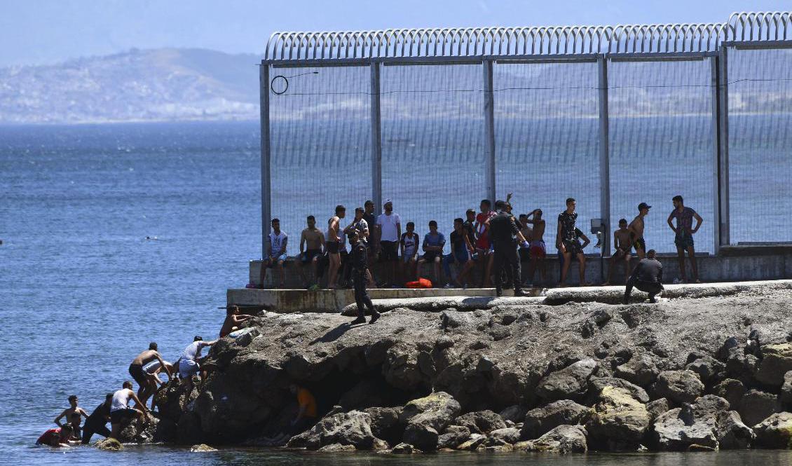 Omkring tusen människor tog sig under måndagen från Marocko över till den närliggande spanska exklaven Ceuta. Omkring en tredjedel av migranterna var barn. Foto: Antonio Sempere/AP/TT