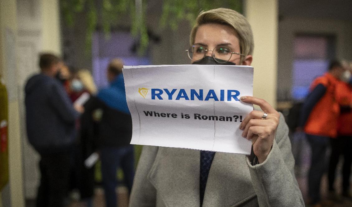
"Var är Roman?" står det på skylten som en person höll upp på flygplatsen i Vilnius i söndags. Foto: Mindaugas Kulbis/AP/TT                                            