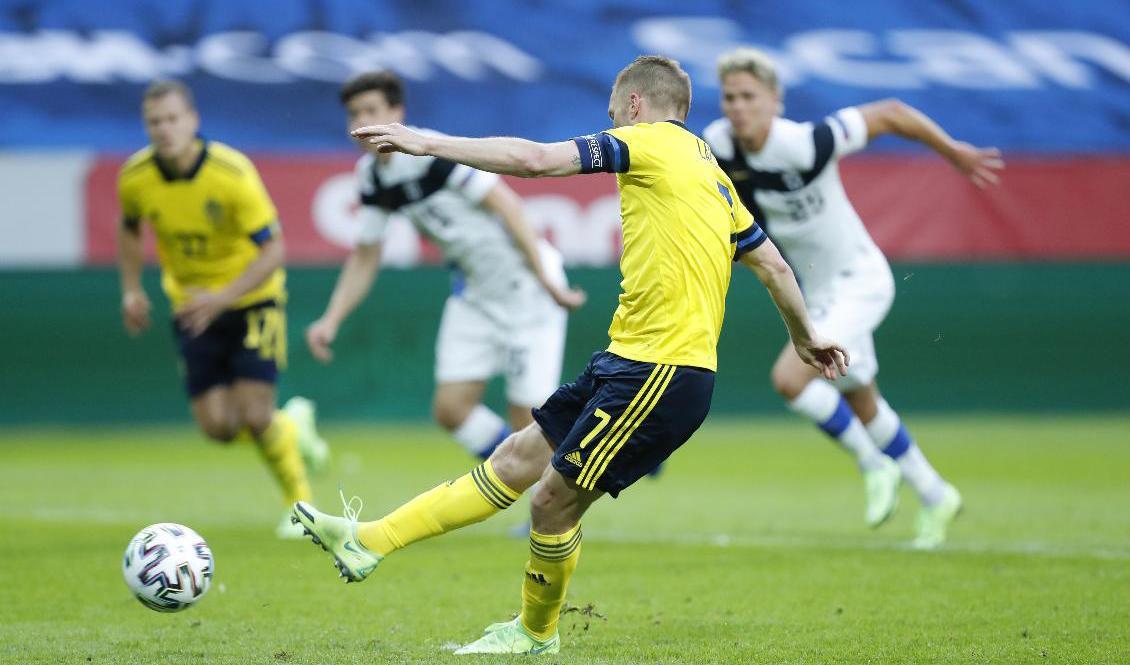 Sebastian Andersson slår in 2–0 mot Finland. Foto: Christine Olsson/TT