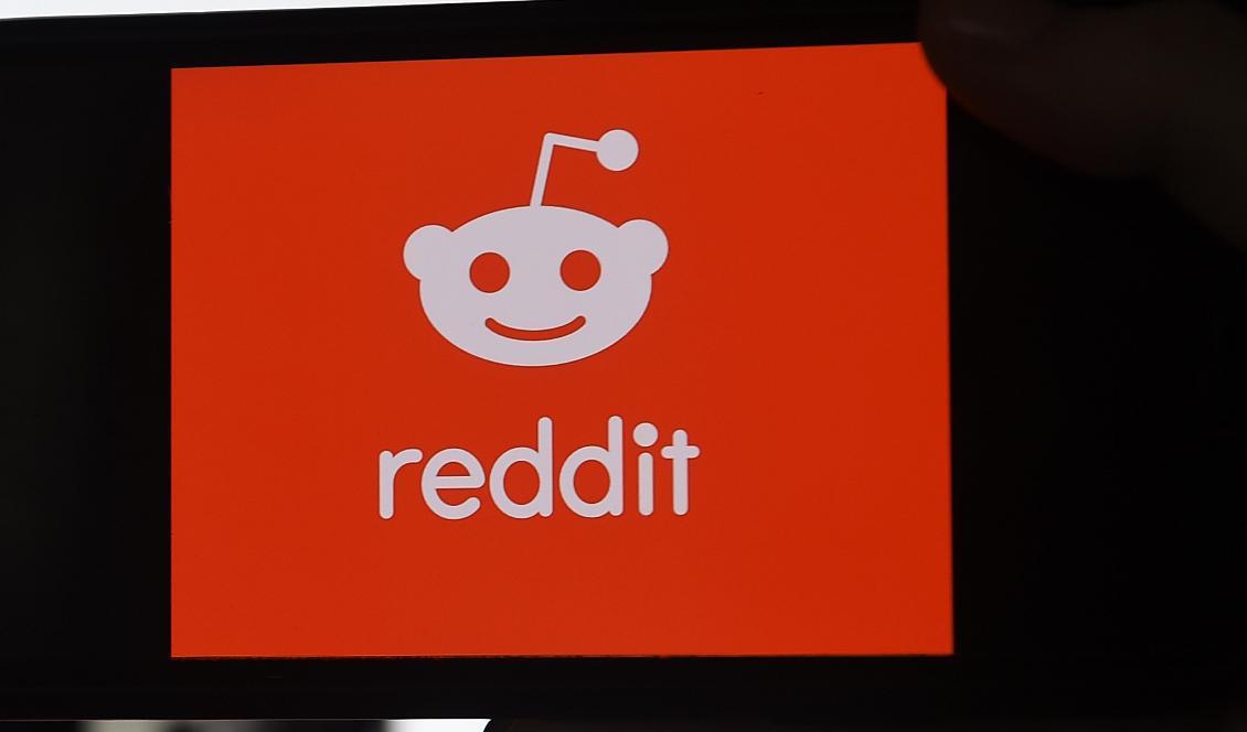 Den sociala mediesajten Reddits logotyp syns på en mobiltelefon. Sajten, där användare diskuterar olika ämnen organiserat i trådar, stäms nu för att inte ha agerat mot övergreppsmaterial. Foto: Olivier Douliery/AFP via Getty Images