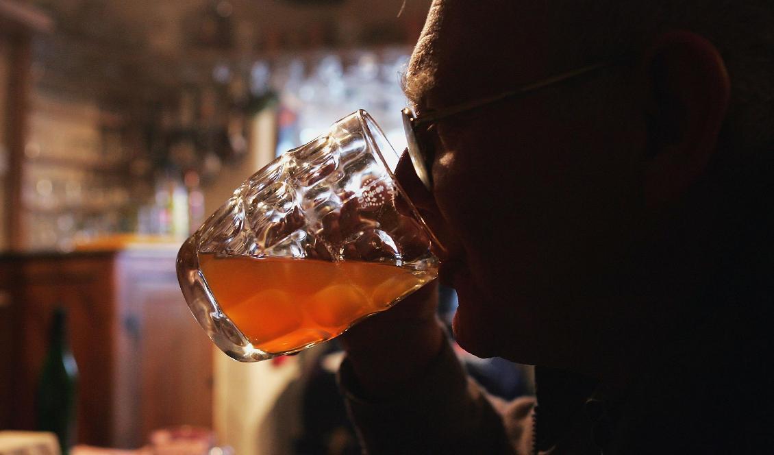 
På bilden syns en man i Tucker’s Grave, en traditionall ciderpub i Faulkland i Somerset i England, den 5 februari 2005. Alkoholrelaterade dödsfall ökade i England under 2020. Foto: Matt Cardy/Getty Images                                            